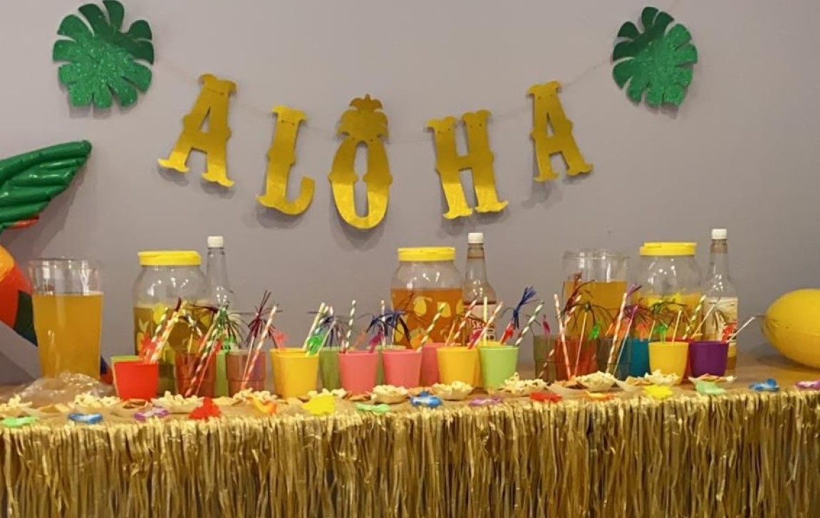 Hawaiian party table